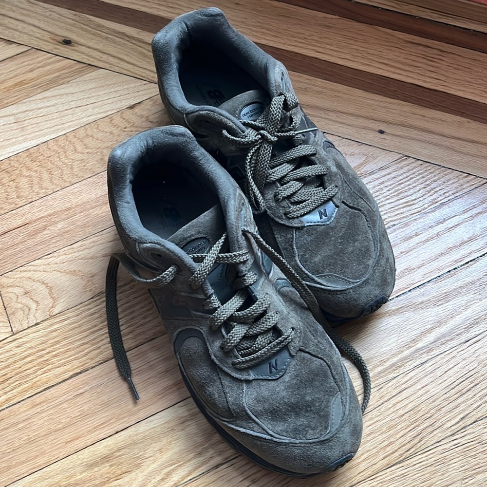 Men’s new balance dark green suede sneakers